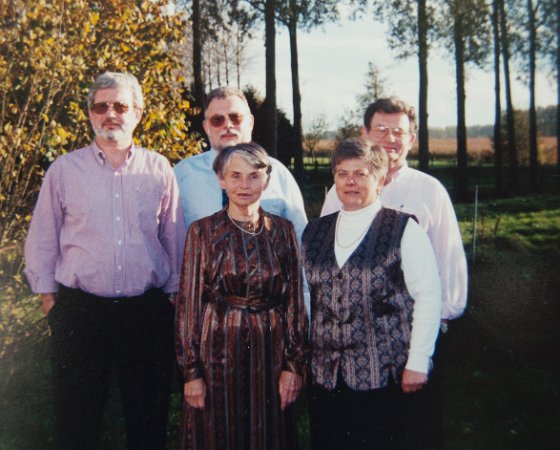 1998 - enfants falisse lors des 80 ans de maman.jpg